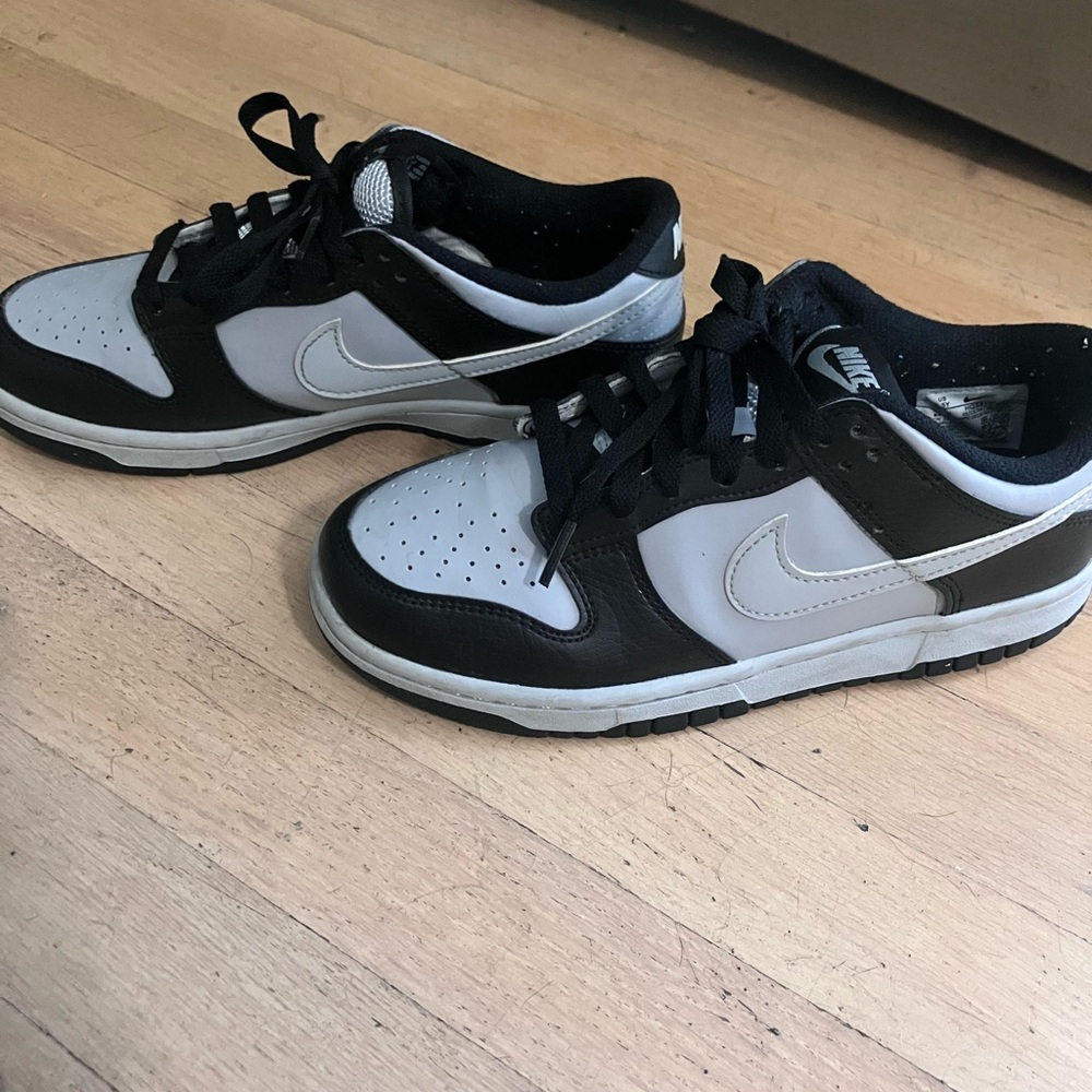 Nike Men's Black and White Sneakers - Picture 2 of 6